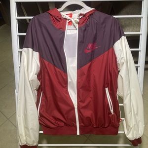 NIKE Sportswear Windrunner  Women’s Jacket Red/ cranberry